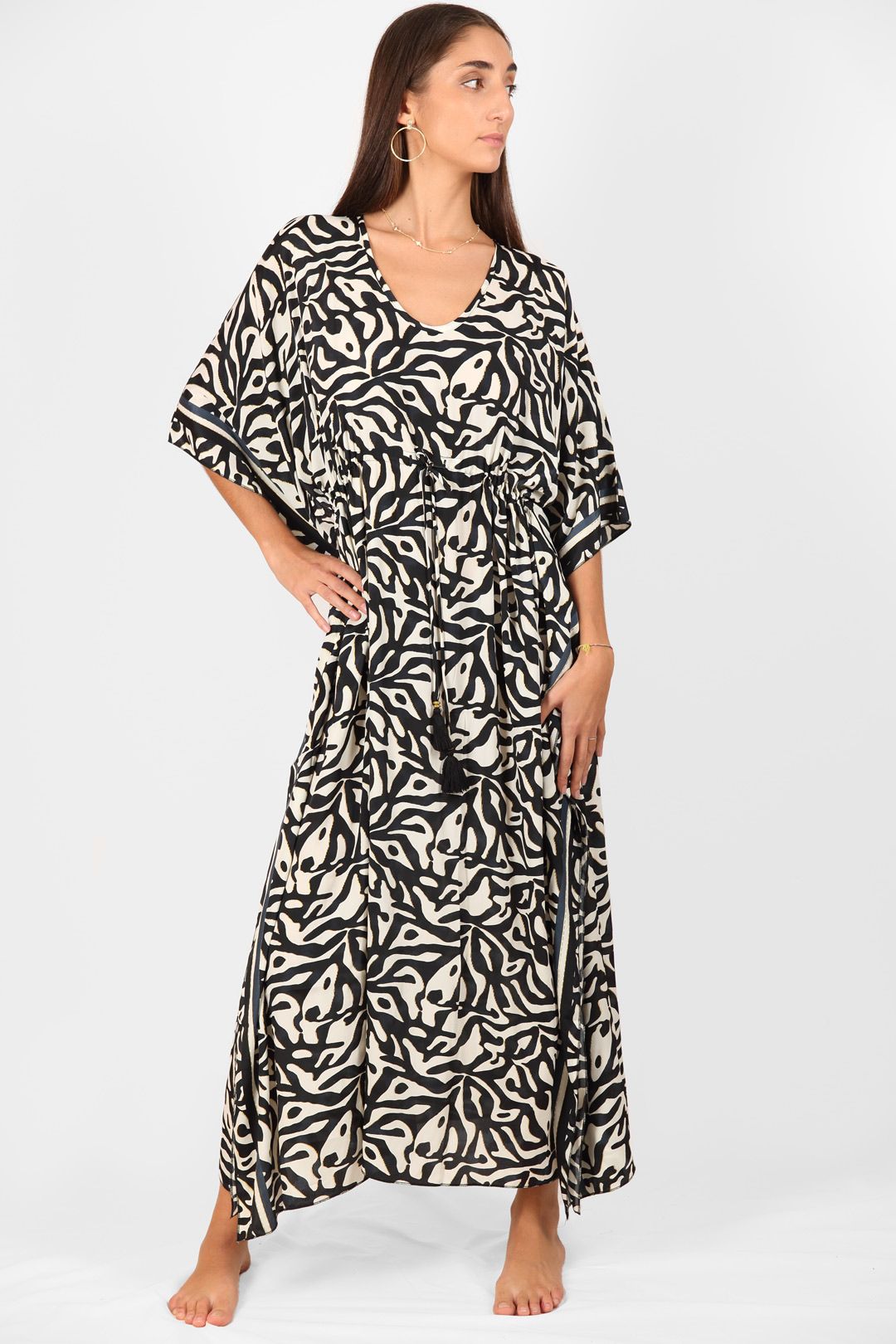 Vestido largo negro y beige con estampado orgánico, diseño Mandum de estilo bohemio y espíritu mediterráneo sostenible.