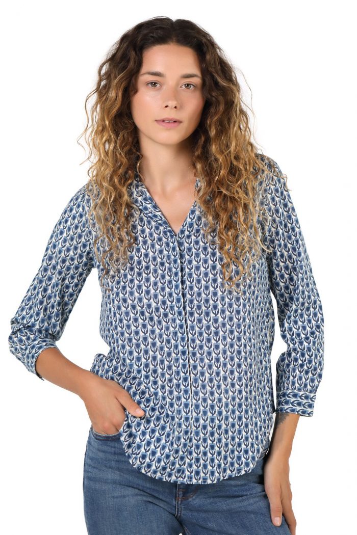 Camisa estampada azul de estilo mediterráneo y bohemio en lookbook Mandum, combinada con vaqueros para un outfit contemporáneo.