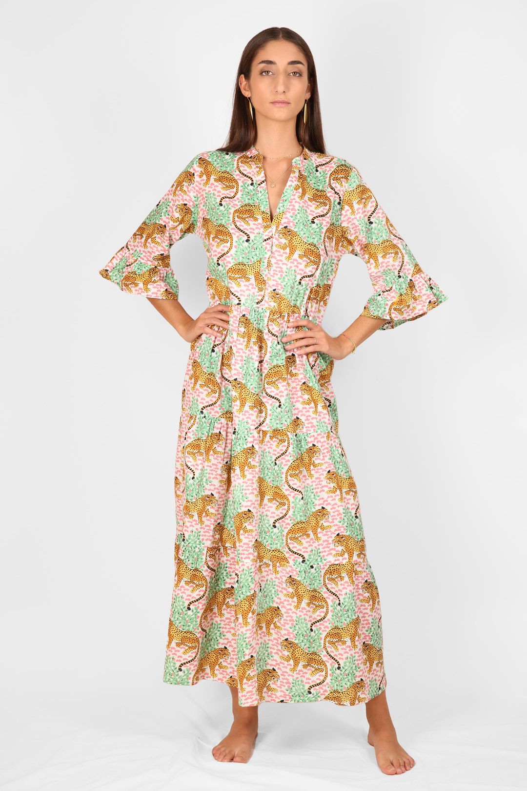Vestido largo con estampado de animales en tonos verdes y rosas, diseño Mandum de inspiración boho y espíritu mediterráneo contemporáneo.