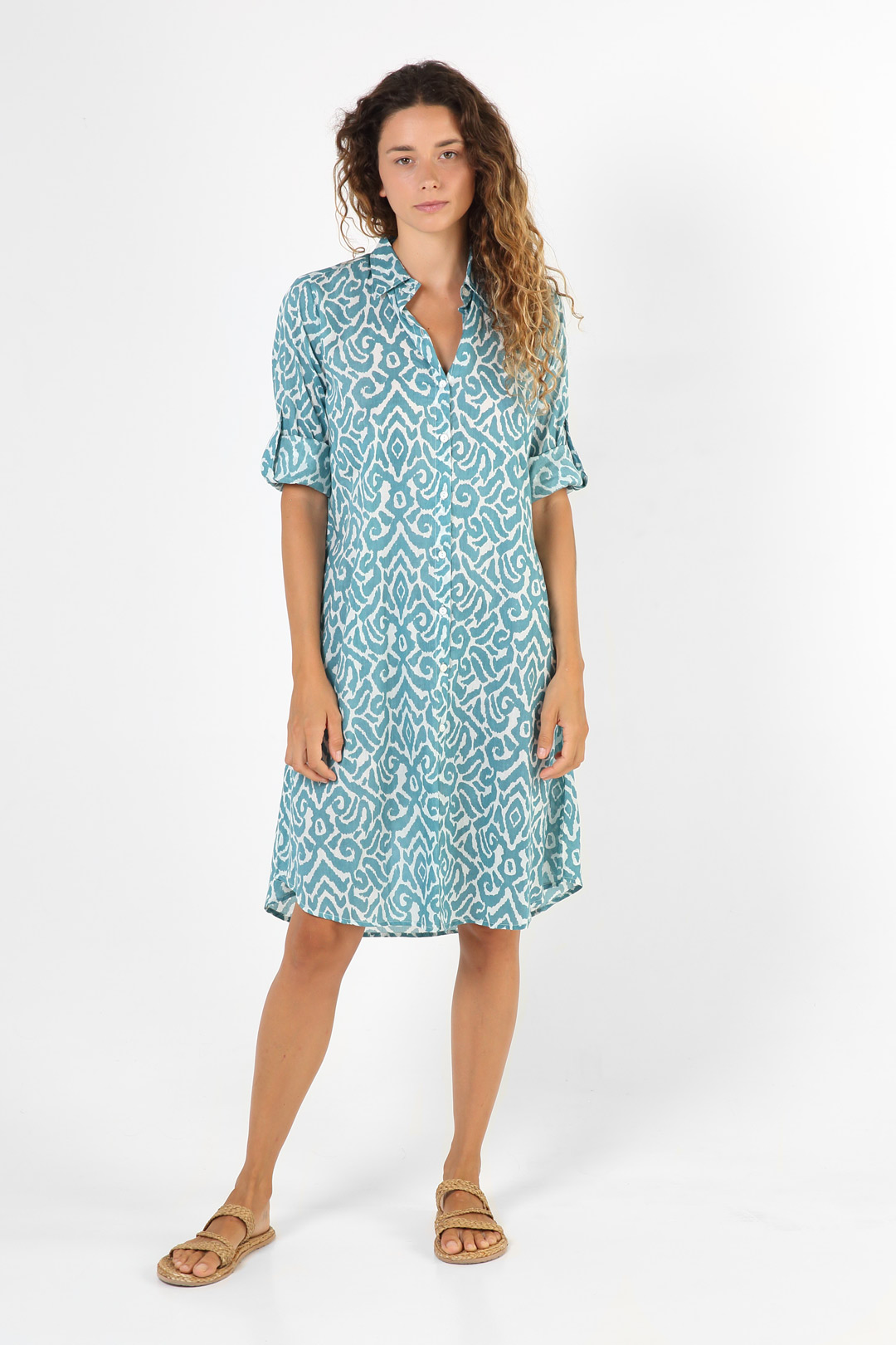 Mujer con vestido azul turquesa de inspiración mediterránea, estilo artesanal y natural.