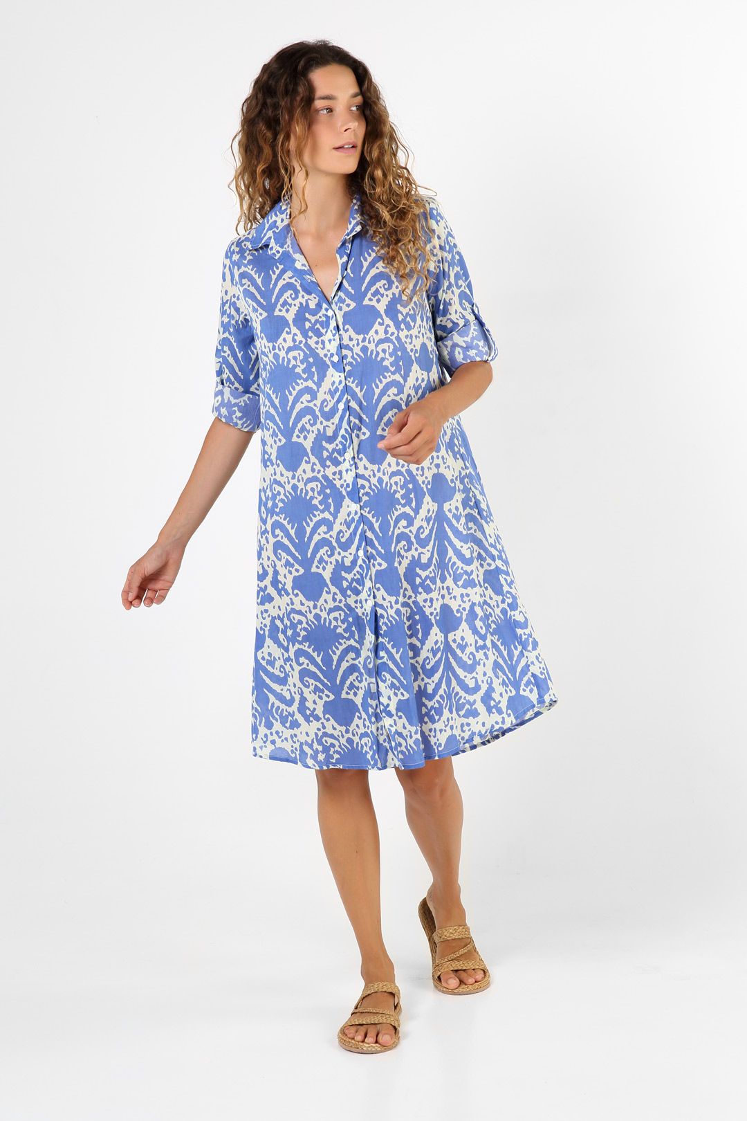 Vestido camisero azul con estampado mediterráneo en lookbook Mandum, estilo bohemio y contemporáneo para inspirar tus outfits.